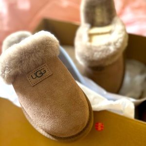 Ugg Women cozy slipper size 7 never worn.